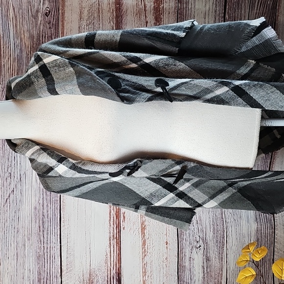 APT. 9 GRAY PLAID PONCHO HOUNDSTOOTH FRONT CLOSURE - Picture 9 of 11